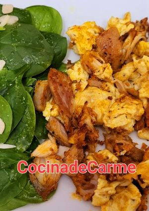 Una foto de Revuelto de pollo con sobrasada y espinacas