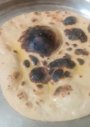તંદુરી રોટી (Tandoori Roti Recipe In Gujarati) રેસીપી મુખ્ય ફોટો