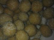 Una foto de cocadas de coco con leche condensada