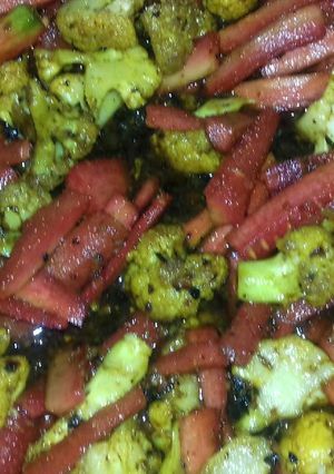 A picture of Carrot and cauliflower pickle.