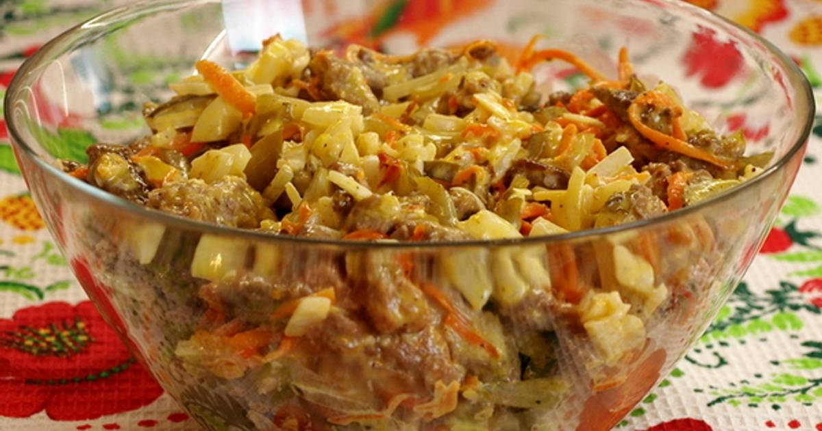 Обжорка с курицей и солеными огурцами. Салат Обжорка с мясом. Салат Обжорка с говядиной и солеными огурцами. Салат Обжорка фото. Салат Обжорка китайская кухня.