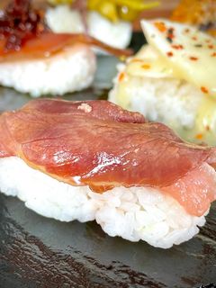 Una foto de Sushi Ibérico: Nigiri atún y jamón