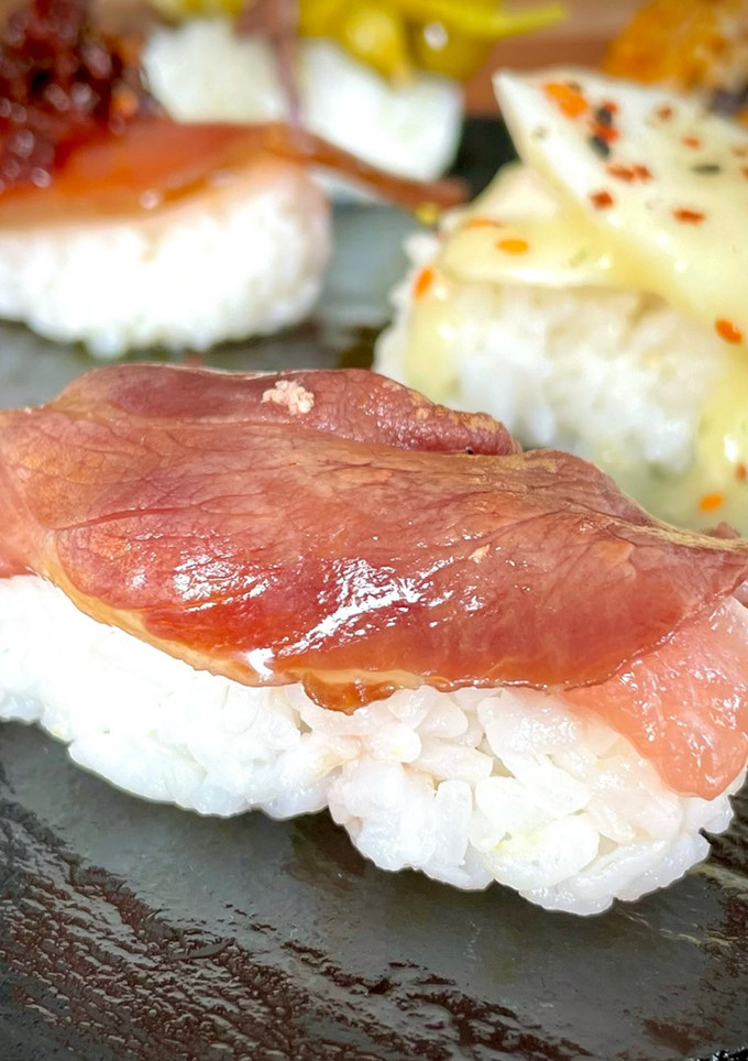 Una foto de Sushi Ibérico: Nigiri atún y jamón