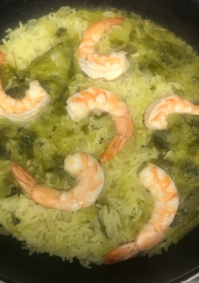 Una foto de Arroz verde con camarones  🍤