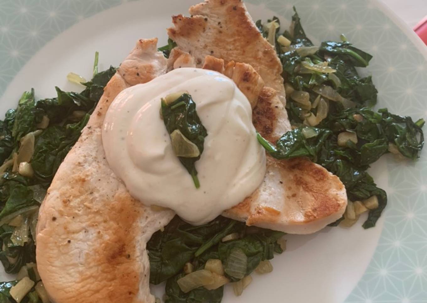 Pavo con espinacas y queso fresco batido