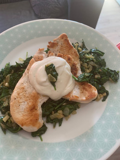 Una foto de Pavo con espinacas y queso fresco batido