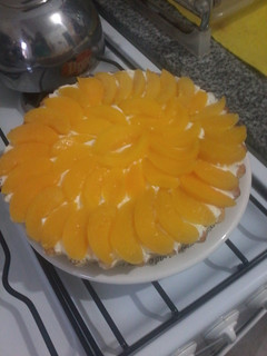 Una foto de Tarta dulce de durazno y crema