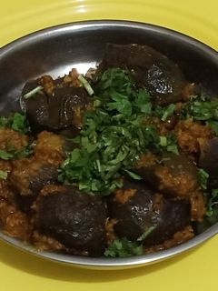 ભરેલા રીંગણનું શાક (Bhrela Rigan shak recipe in Gujarati) રેસીપી મુખ્ય ફોટો