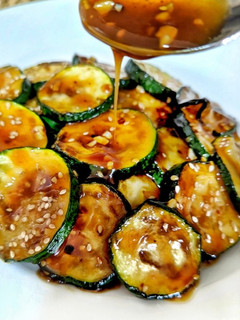 Una foto de Calabacines con salsa asiática