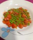 Guisantes con salchichas y tomate