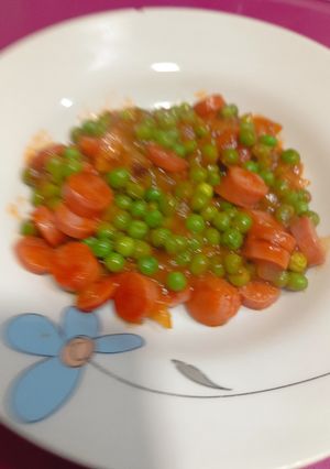 Una foto de Guisantes con salchichas y tomate