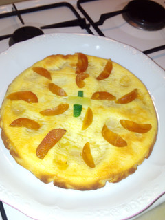 Una foto de Brownie de chocolate blanco con fruta blanca