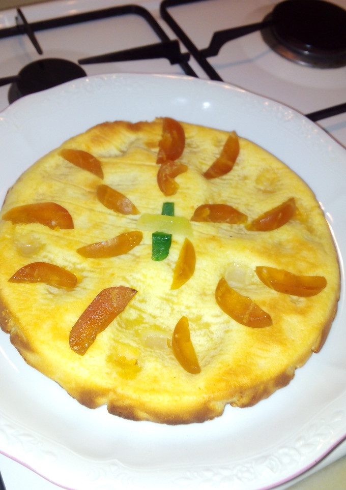 Una foto de Brownie de chocolate blanco con fruta blanca