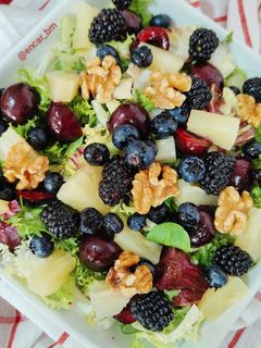 Una foto de Ensalada gourmet con fruta