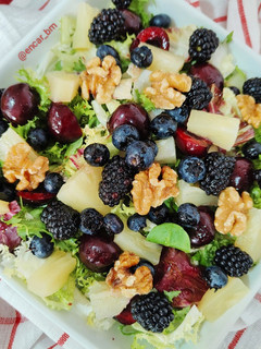 Una foto de Ensalada gourmet con fruta