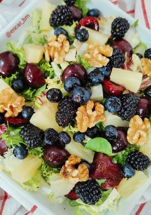 Una foto de Ensalada gourmet con fruta