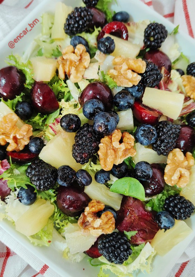 Una foto de Ensalada gourmet con fruta