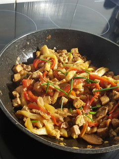 Una foto de Wok de vegetales y tofu🌿
