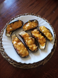 Una foto de Berenjena rellenas de bacon gratinadas con cheddar