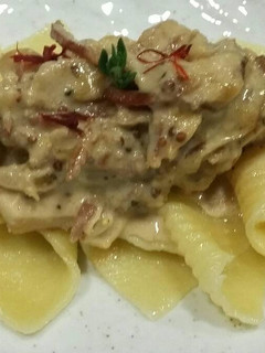 Una foto de Garganelli con ragú de conejo y mostaza