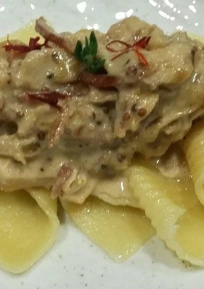 Una foto de Garganelli con ragú de conejo y mostaza