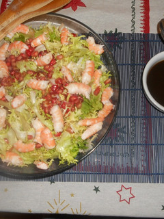 Una foto de Ensalada de escarola con granadas y langostinos