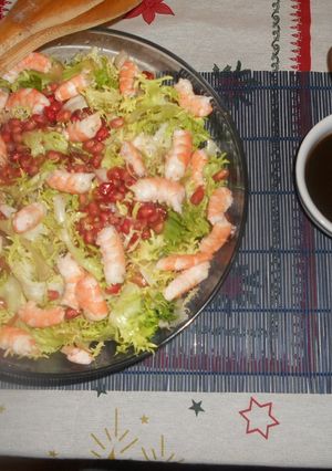 Foto principal de Ensalada de escarola con granadas y langostinos