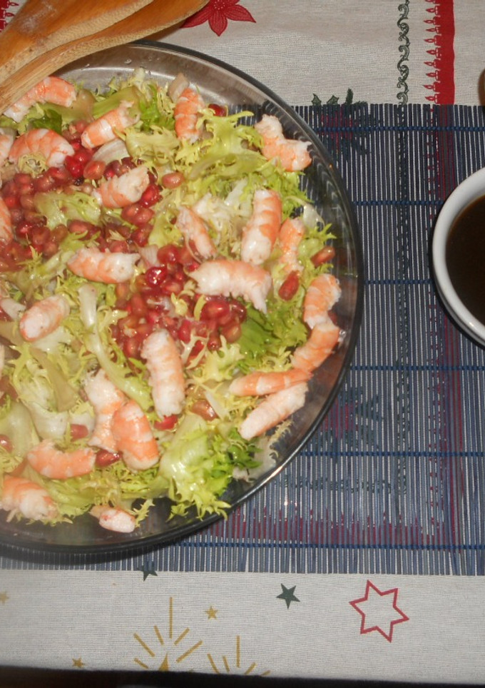 Una foto de Ensalada de escarola con granadas y langostinos