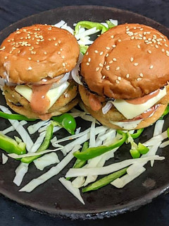 आलू टिक्की विथ व्हेज बर्गर (Aloo Tikki With Veg Burger Recipe In Marathi) रेसिपी चे मुख्य फोटो