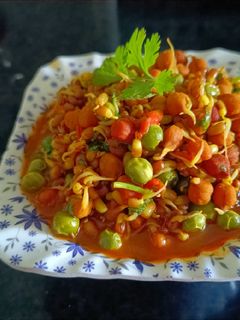 ग्रीन मटार आणि मिश्र कडधान्या ची ऊसळ (green matar mix kadhyana usal recipe in marathi) रेसिपी चे मुख्य फोटो