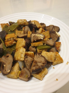 Una foto de Salteado prebiótico de tempeh, shiitakes, judías verdes y ajo 🤩