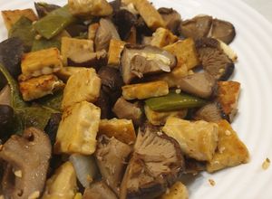 Una foto de Salteado prebiótico de tempeh, shiitakes, judías verdes y ajo 🤩