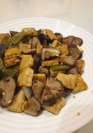 Una foto de Salteado prebiótico de tempeh, shiitakes, judías verdes y ajo 🤩