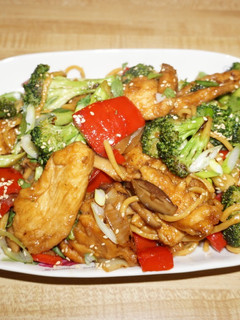 Una foto de PECHUGA DE POLLO SALTEADA CON BRÓCOLI Y LO MEIN NOODLES. JON STYLE