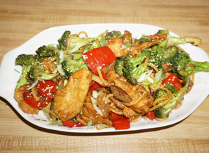 Una foto de PECHUGA DE POLLO SALTEADA CON BRÓCOLI Y LO MEIN NOODLES. JON STYLE