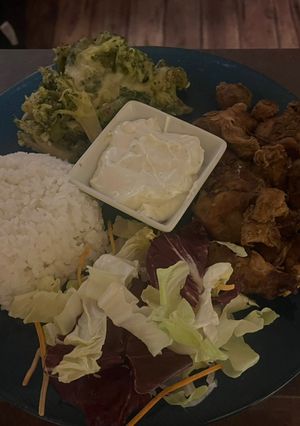 Csirkecombfilé párolt brokkolival, rizzsel és joghurtos foghagymás öntettel diétásan ;) recept fotója