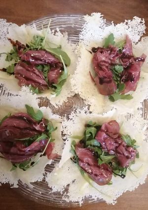 Foto di Cestini di parmigiano, bresaola e rucola