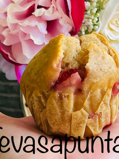 Una foto de Magdalenas de fresas y ricotta 🍓 🧁 🍙