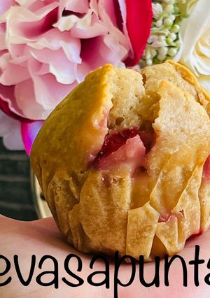 Una foto de Magdalenas de fresas y ricotta 🍓 🧁 🍙