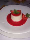Panna Cotta con coulis de fresa