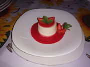 Una foto de panna cotta de fresas