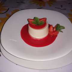 Una foto de Panna Cotta con coulis de fresa