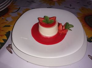 Una foto de Panna Cotta con coulis de fresa