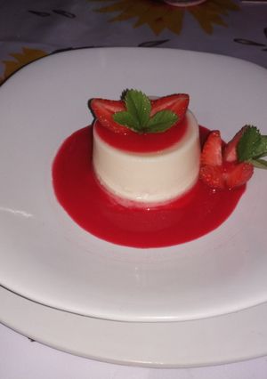 Una foto de Panna Cotta con coulis de fresa