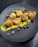 Crab balls with curry mayonnaise and capers