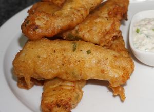 Una foto de Congrio dorado frito con batido de cerveza