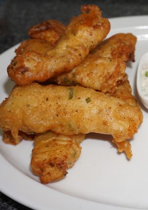 Una foto de Congrio dorado frito con batido de cerveza