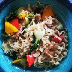 A picture of Stir fry beef with noodles.