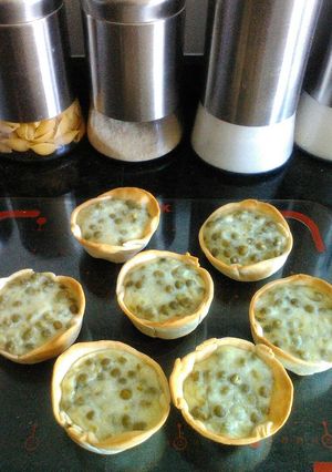Una foto de Mini quichés de arvejas con bechamel de maicena