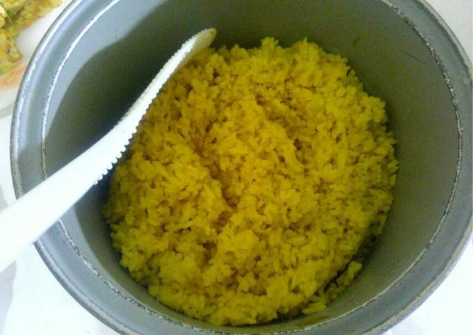 Resep Nasi kuning bumbu racik oleh Dwi Garnis Anggraeni - Cookpad